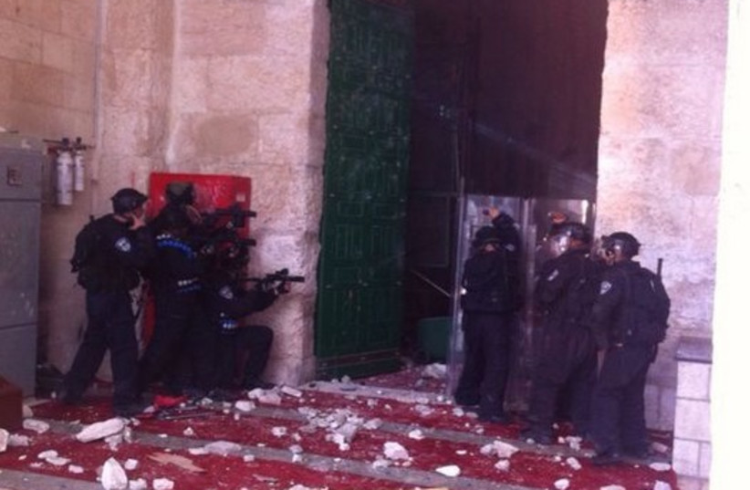 Clashes at Temple Mount (photo credit: JERUSALEM POLICE)
