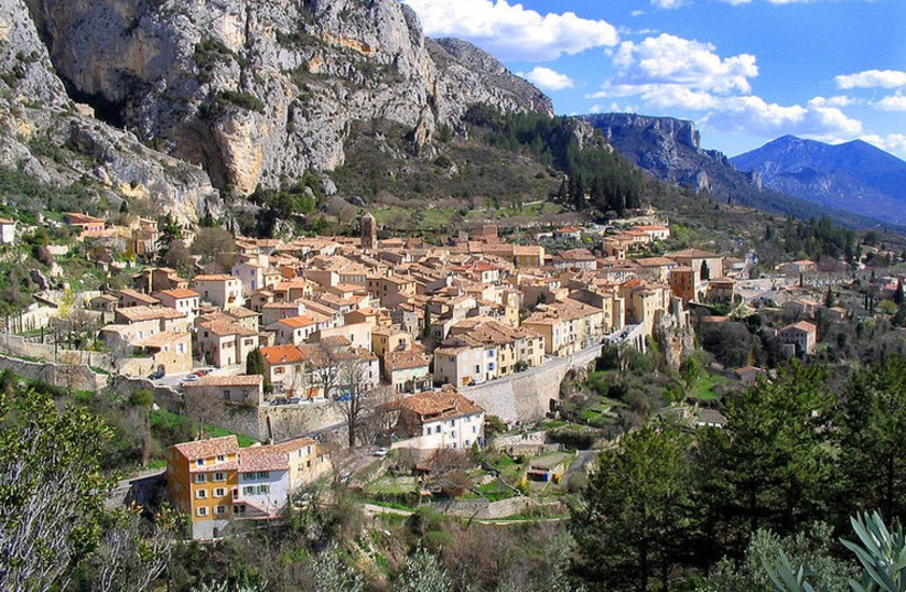Moustiers Sainte-Marie en Provence (photo credit: WIKIPEDIA)