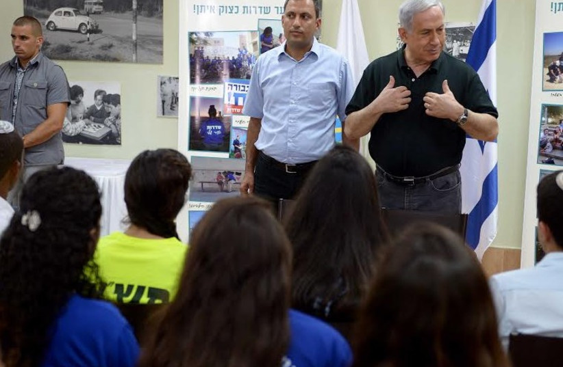 Netanyahu with youth in Sderot (photo credit: GPO)