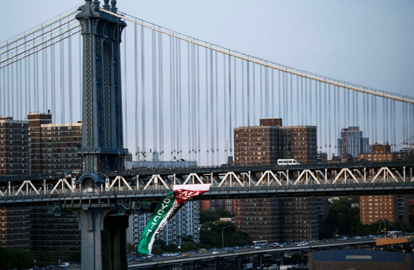 Massive Palestinian flag hanging from Brooklyn Bridge, August 20, 2014   (photo credit: REUTERS)