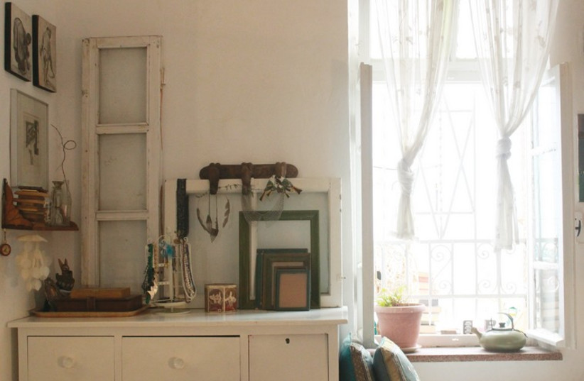 Old window and picture frames are charming decor pieces by themselves. (photo credit: NECHAMA JACOBSON)