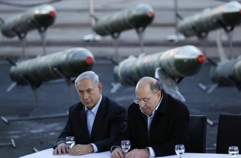 Prime Minister Binyamin Netanyahu (L) and Defense Minister Moshe Ya'alon. (photo credit: REUTERS)