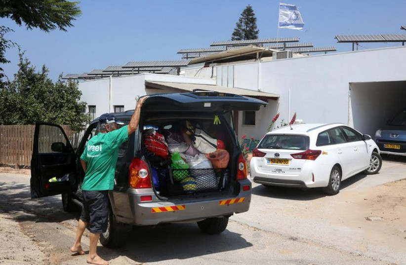 A resident of the South pack belongings to return home. (photo credit: MARC ISRAEL SELLEM/THE JERUSALEM POST)