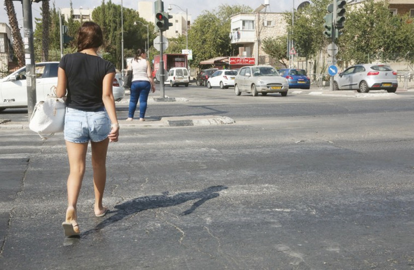 The dividing lines on Pat Street are not visible. (photo credit: MARC ISRAEL SELLEM/THE JERUSALEM POST)