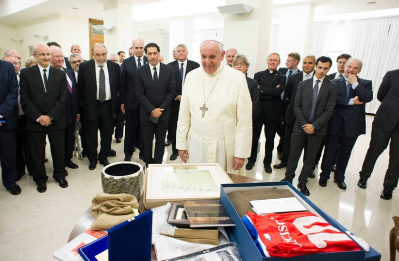 Pope Francis is presented with gifts from members of Latin American Jewish Congress during a meeting at the Vatican September 17, 2014.  (photo credit: REUTERS)