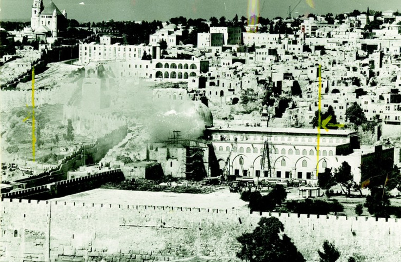 Une fumée s’élève de la mosquée al-Aqsa après l’incendie criminel déclenché par Denis Michael Rohan en août 1969. (Archives du Jerusalem Post) (photo credit: ARCHIVE)
