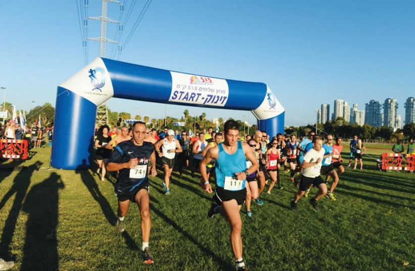 5x5 race runners in Tel Aviv (photo credit: AMIT SCHUSSEL)