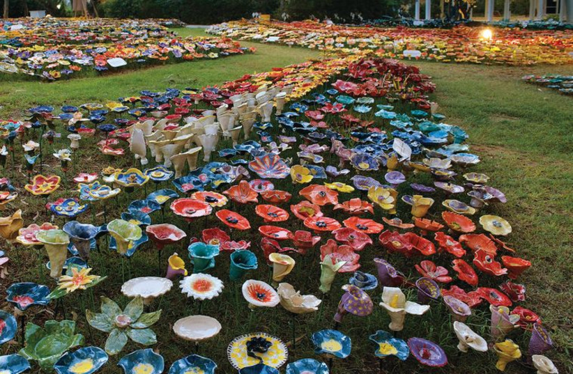 The 11,005 ceramic flowers that now adorn the lawns of the Eretz Israel Museum (photo credit: LEONID PADRUL)
