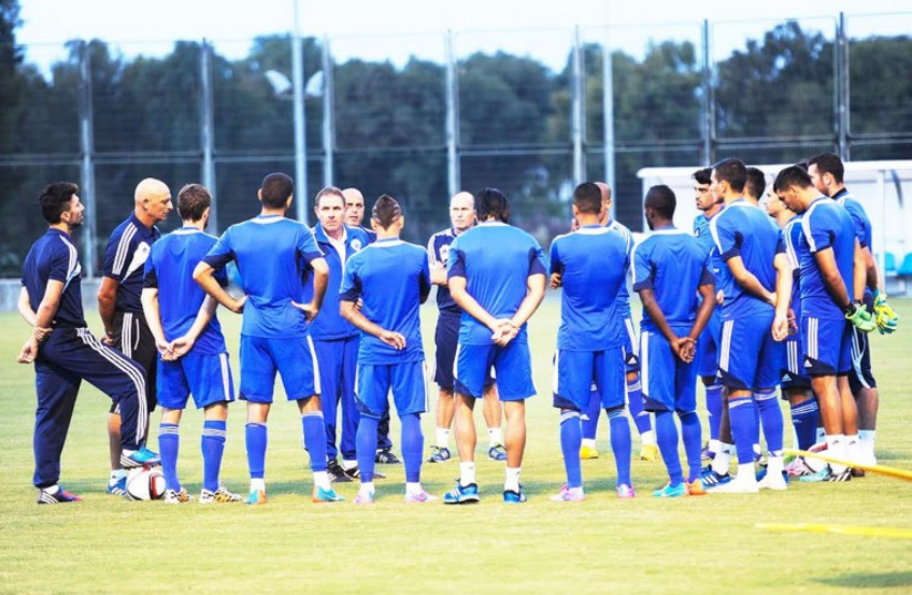 Israel's national soccer team at practice (photo credit: ASAF KLIGER)