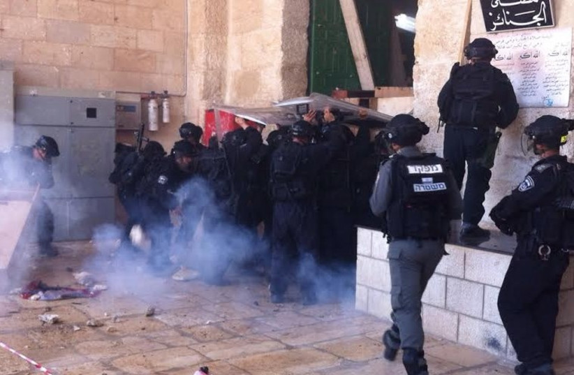 Rioting on Temple Mount, October 8, 2014. (photo credit: POLICE SPOKESPERSON'S UNIT)