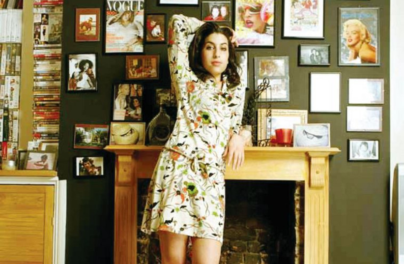 Amy winehouse seen in her home in Camden Town, London, 2004. (photo credit: COURTESY MARK OKOH, CAMERA PRESS)