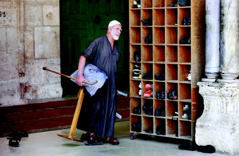 Rohan a dû se déchausser avant de pénétrer dans la mosquée (photo credit: MARC ISRAEL SELLEM)
