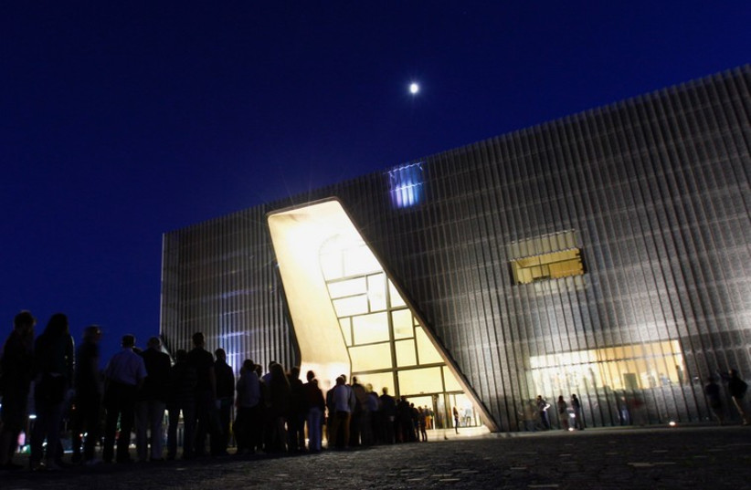 Visitors form a queue at the entrance to the Museum of the History of the Polish Jews. (photo credit: REUTERS)