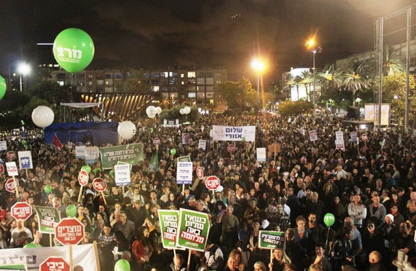 Thousands rally at the memorial for slain premier Yitzhak Rabin in Tel Aviv (photo credit: BEN HARTMAN)