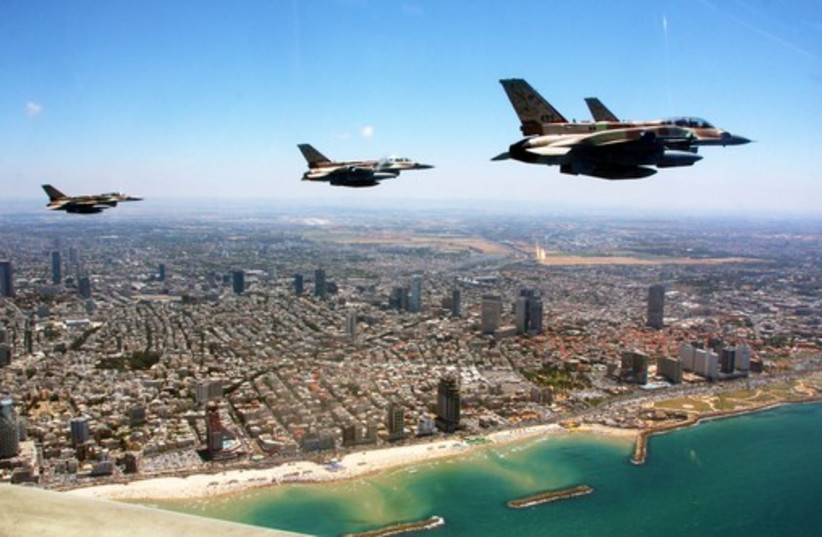 Israel Air Force planes fly over Tel Aviv.  (photo credit: IDF SPOKESPERSON'S UNIT)