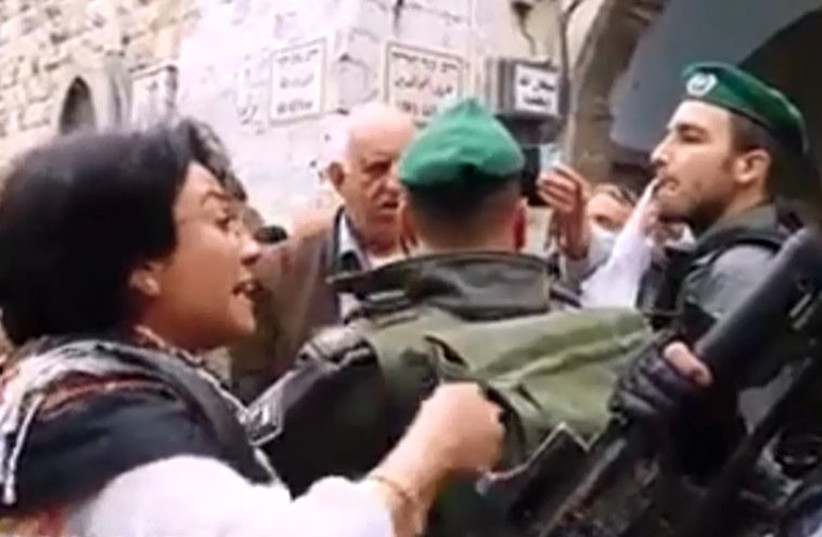Zoabi confronts police at Temple Mount (photo credit: screenshot)