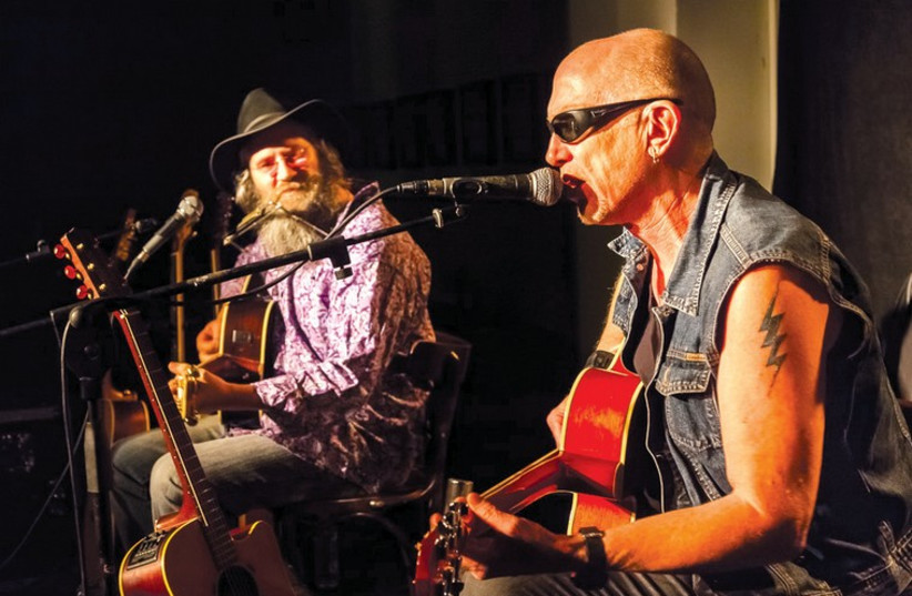 Blues musicians Ronnie Peterson (right) and Lazer Lloyd (photo credit: CHAIM RAVYA)