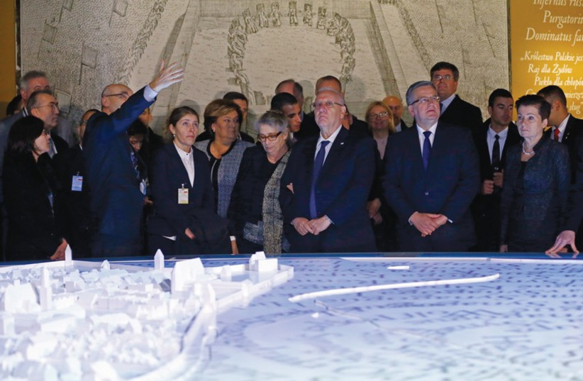 PRESIDENT REUVEN RIVLIN with wife Nechama and Polish counterpart Bronislaw Komorowski (second right) visit the Museum of the History of Polish Jews in Warsaw (photo credit: REUTERS)