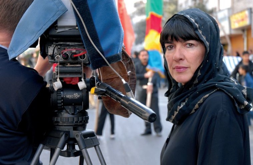 Eschewing intensive work in war zones since becoming a parent, Christine Amanpour has struggled to find her footing as a news magazine host. (photo credit: FROM ‘THE NEWS SORORITY’)