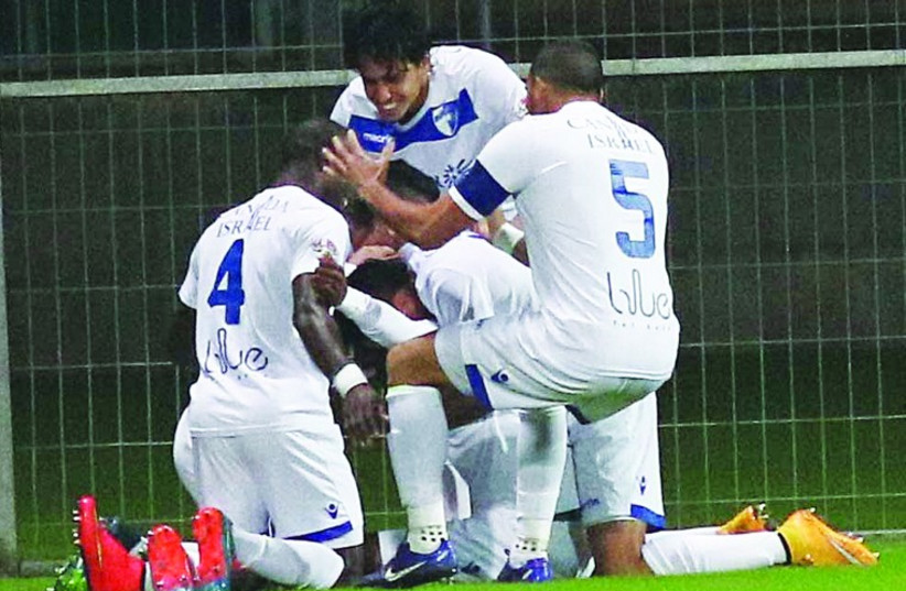 Ironi Kiryat Shmona players celebrate memorable 2-1 win over Maccabi Tel Aviv (photo credit: DANNY MARON)