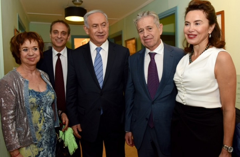Prime Minister Benjamin Netanyahu in the living room of David Ben-Gurion's residence, with donor Sruel Prajs and Eliezer (Moodi) Sandberg (photo credit: AVI HAYUN)