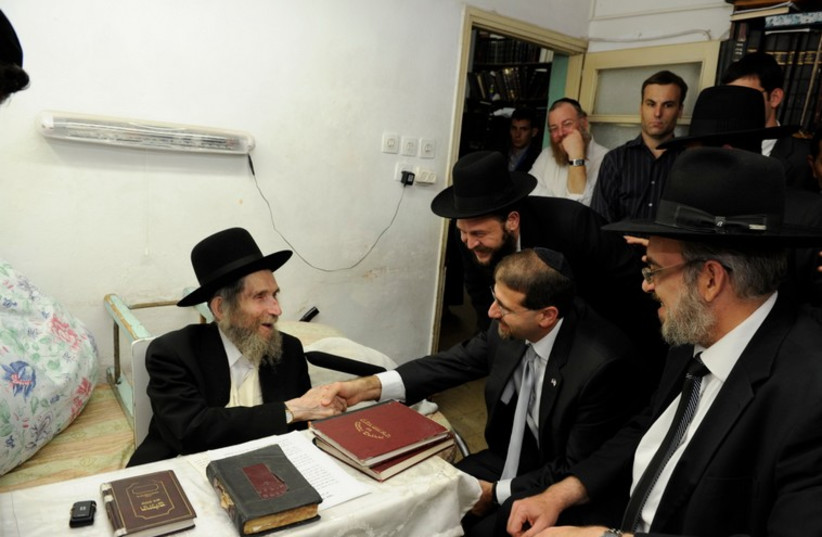 Rabbi Aharon Leib Shteinman with US Ambassador Dan Shapiro (photo credit: Wikimedia Commons)