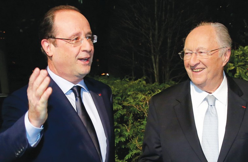 French President Francois Hollande chats with Roger Cukierman. (photo credit: MICHEL EULER / REUTERS)