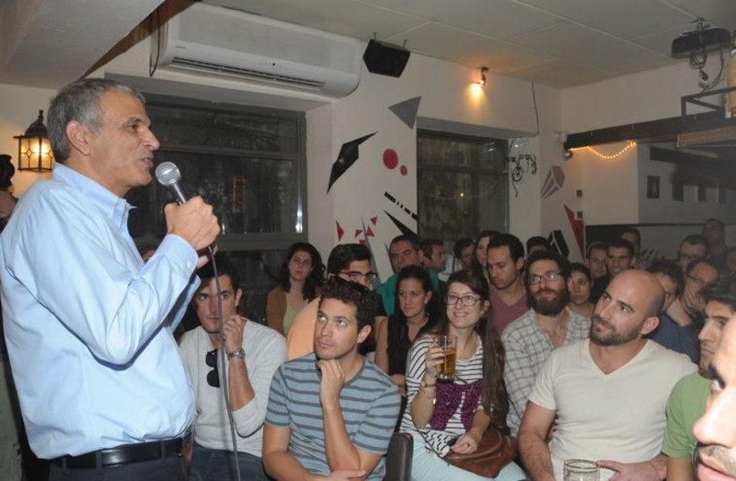 Moshe Kahlon speaking at a Tel Aviv pub, December 5, 2014. (photo credit: AVSHALOM SASSONI)