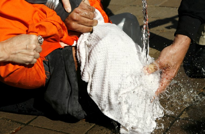 Demonstrator reenacts waterboarding in Washington anti-torture protest, 2007 (photo credit: REUTERS)