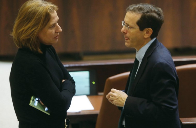Tzipi Livni speaks with Labor head Isaac Herzog in the Knesset (photo credit: MARC ISRAEL SELLEM/THE JERUSALEM POST)