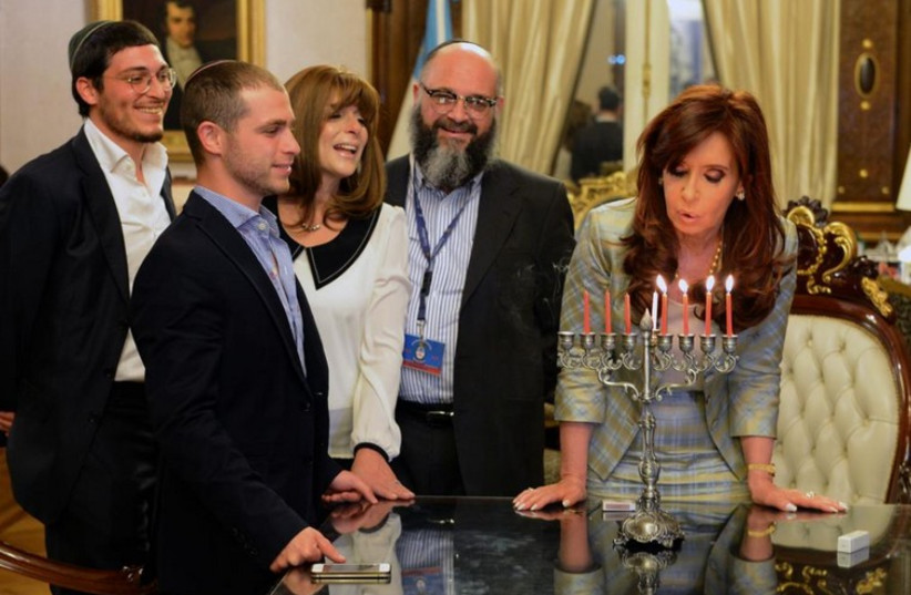 Argentina President Christina Fernandez (R) with an Orthodox Jewish family (photo credit: TWITTER)