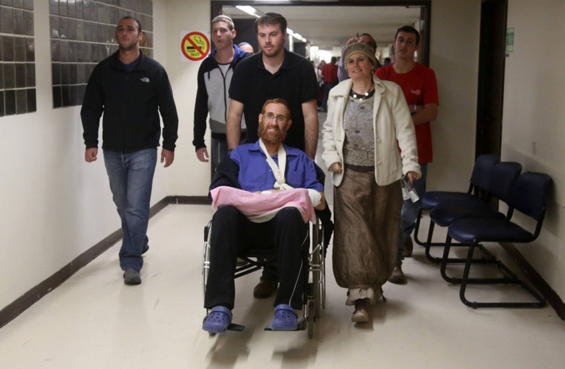 Yehouda Glick escorté par sa femme Yafi et ses fils à sa sortie de l'hôpital le 24 novembre (photo credit: MARC ISRAEL SELLEM)