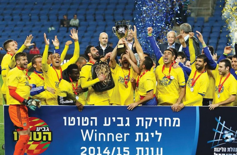 Maccabi Tel Aviv players celebrate their Toto Cup victory (photo credit: ERAN LUF)