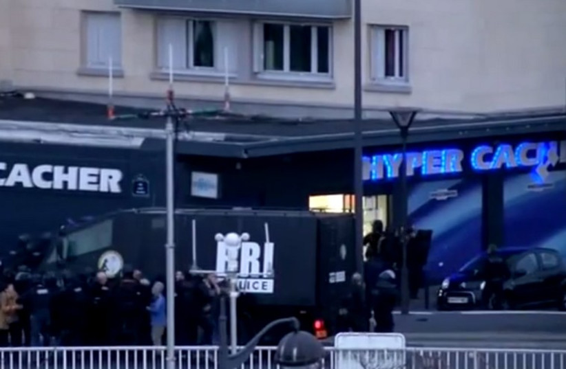 Police raid a kosher supermarket in Paris  (photo credit: COURTESY OF BFMTV)
