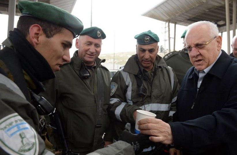 President Reuven Rivlin visits Border Police officers at a checkpoint near Jerusalem (photo credit: HAIM ZACH/GPO)