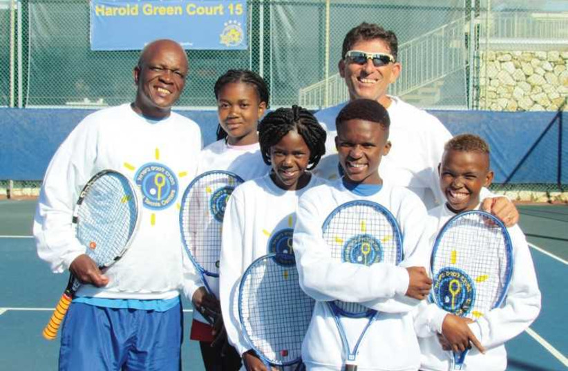 South African coach Moses Nthuping (left) and ITC’s teams director Ronen Moralli pose with the children. (photo credit: LIDOR GOLDBERG/ISRAEL TENNIS CENTERS)