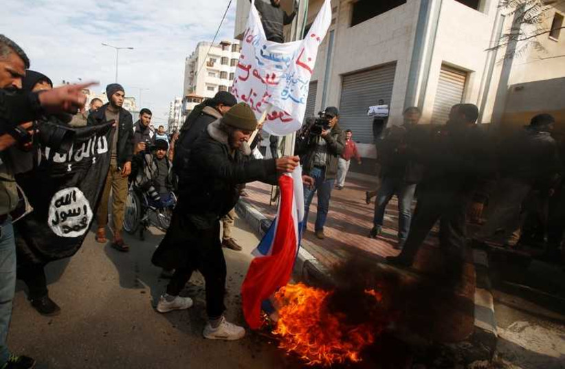 Palestinian Salafists protest against satirical French weekly magazine Charlie Hebdo, outside the French Cultural Centre in Gaza (photo credit: REUTERS)