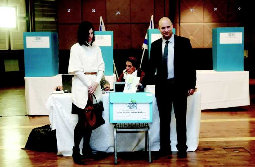 Naftali Bennett et son épouse votent aux primaires de HaBayit HaYehoudi (photo credit: MARC ISRAEL SELLEM/THE JERUSALEM POST)