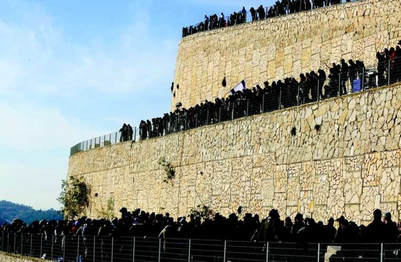 La foule amassée à Givat Shaul pour l'enterrement des 4 victimes (photo credit: MARC ISRAEL SELLEM/THE JERUSALEM POST)