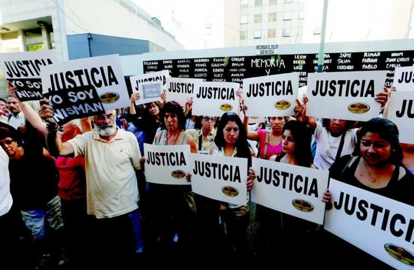 Des manifestants exigent que justice soit faite, devant le centre communautaire juif AMIA à Buenos Aires, mercredi 21 janvier (photo credit: REUTERS)