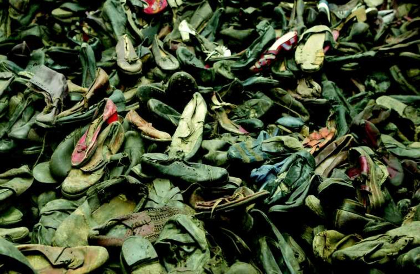 Pile de chaussures de victimes au musée d'Auschwitz-Birkenau (photo credit: MARC ISRAEL SELLEM/THE JERUSALEM POST)