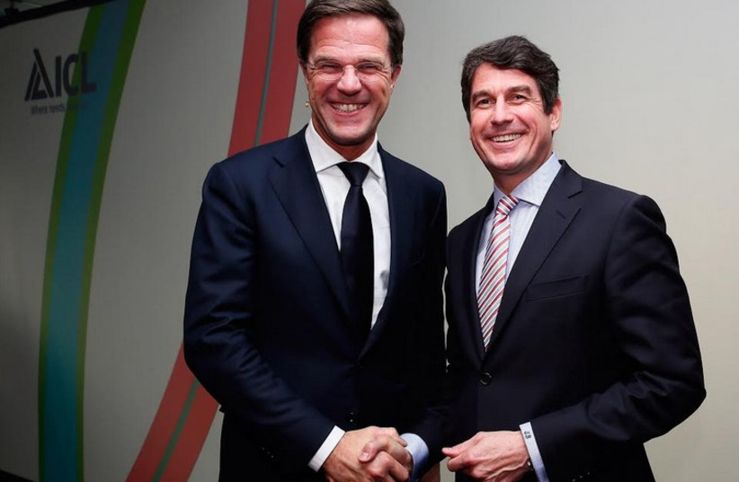 ICL CEO Stefan Borgas (R) and Dutch Prime Minister Mark Rutte (photo credit: ISRAEL CHEMICALS (ICL))