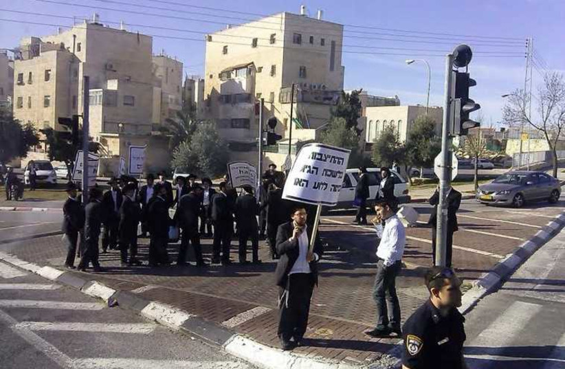 Haredi protestors at the Bar Ilan junction in Jerusalem (photo credit: NEWS 24)