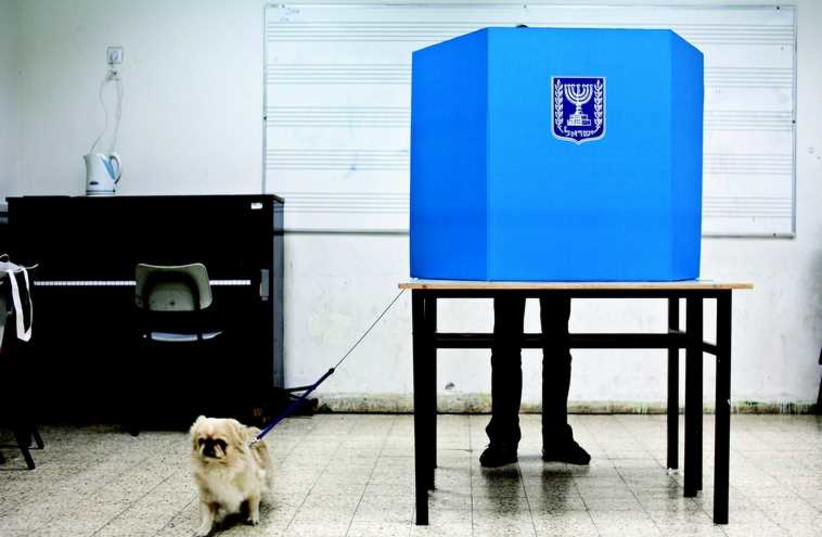 Un israélien dans l'intimité de l'urne (photo credit: REUTERS)
