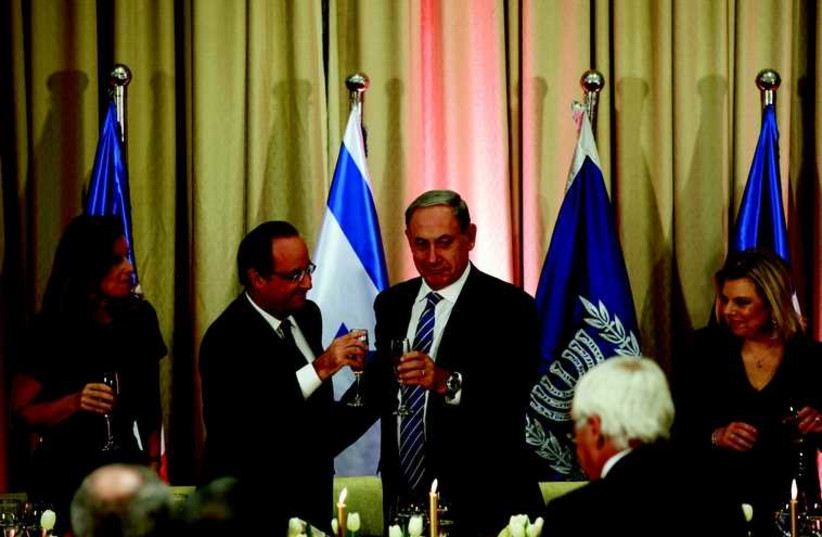 Combien boivent les Netanyahou? Le Camp sioniste accuse le Premier ministre et son épouse de consommer l'équivalent en alcool d'un salaire minimum, soit environ 4300 shekels par mois (photo credit: RONEN ZVULUN / REUTERS)