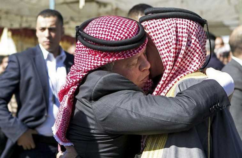 Jordan's King Abdullah (L) offers his condolences to Safi al-Kasaesbeh