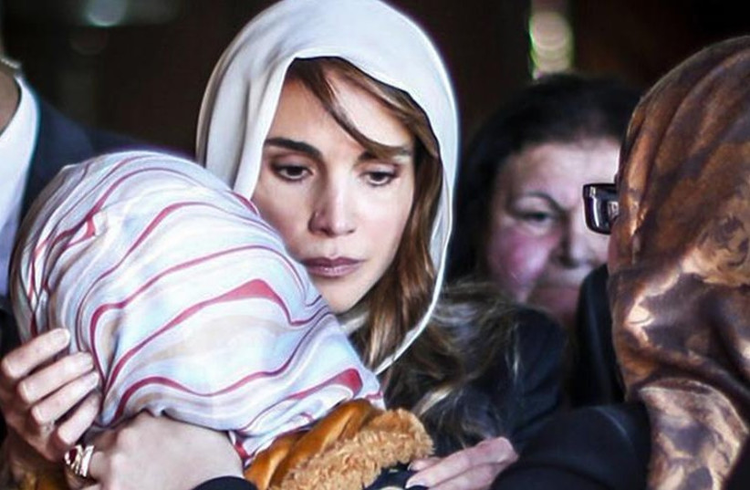 Jordan's Queen Rania (C) offers her condolences to the family of Jordanian pilot Muath al-Kasaesbeh