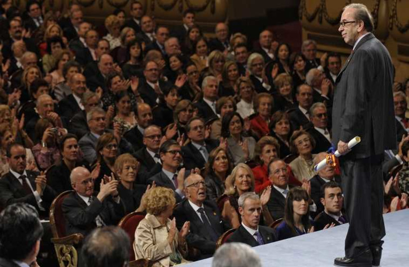 Ismail Kadaré lors d'une cérémonie en Espagne en 2009 (photo credit: REUTERS)
