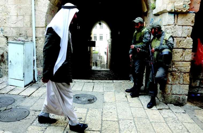 Un homme se rend à la mosquée Al-Aqsa pour la prière du vendredi (photo credit: MARC ISRAEL SELLEM/THE JERUSALEM POST)