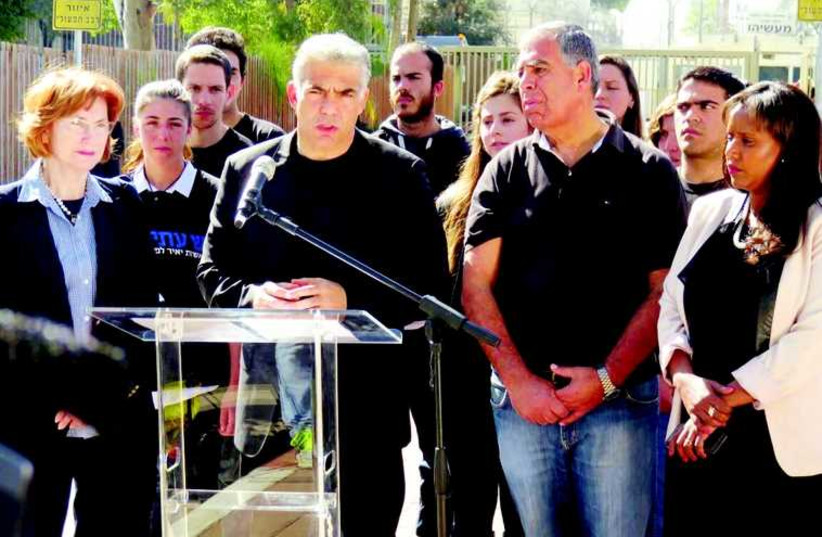 Yaïr Lapid annonce son plan anti-corruption devant la prison de Maasiyahou à Ramle, là où Aryé Déri avait été incarcéré (photo credit: GIL HOFFMAN)
